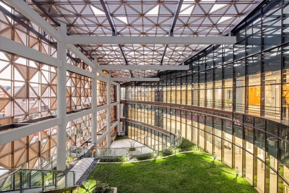 ▲ 空中庭院層層跌落，營(yíng)造宜人的室外讀書和休憩環(huán)境