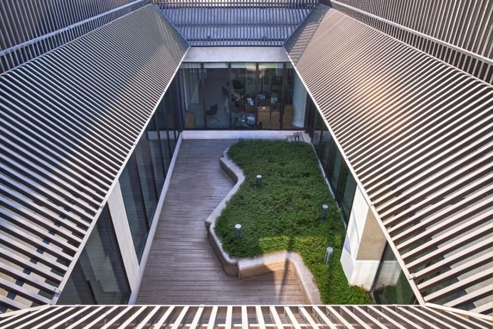 ▲ 頂層小院，為辦公區(qū)服務(wù)