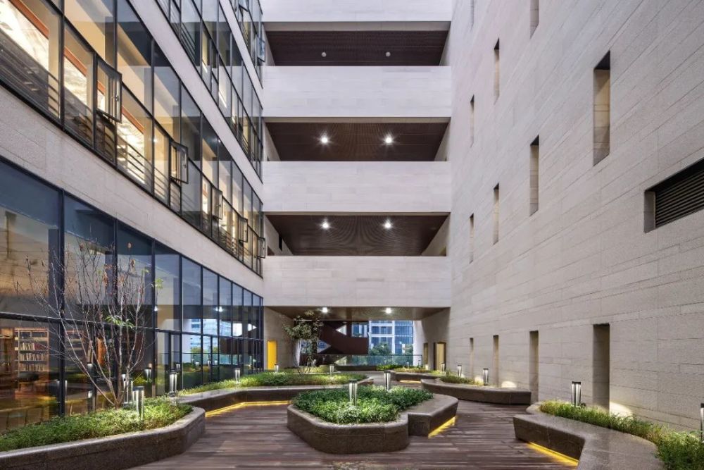 ▲ 自然形態(tài)的內(nèi)院，提供休憩空間